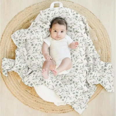 Nouveau né allongé sur couverture bébé coton motif vendue par lot