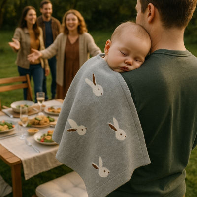 Bébé sieste épaule papa recouvert couverture bébé design lapin enveloppante chaude