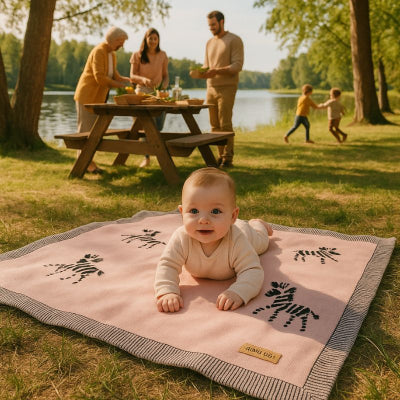 Bébé jouant sur couverture bébé zèbre rose douce sécurisante transportable nomade pique-nique famille