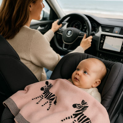 Bébé recouvert couverture bébé zèbre rose respirante enveloppante nomade voiture maman vacances mer