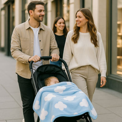 Bébé poussette sous couverture nomade bébé bleu design nuage unisexe promenade ville famille