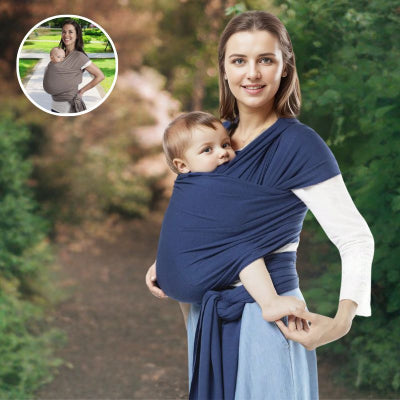 Jeune-maman-se-promenant-dans-un-chemin-forestier-portant-son-bébé-dans-son-écharpe-de-portage-bleu-en-ayant-les-mains-libres.