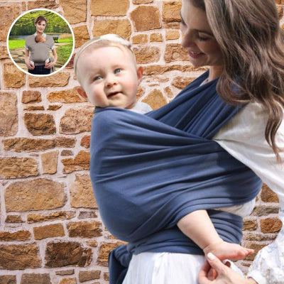 Maman-marchant-le-long-du-mur-de-sa-maison-portant-son-bébé-dans-son-écharpe-de-portage-bleu-les-mains-libres-facile-à-installer.