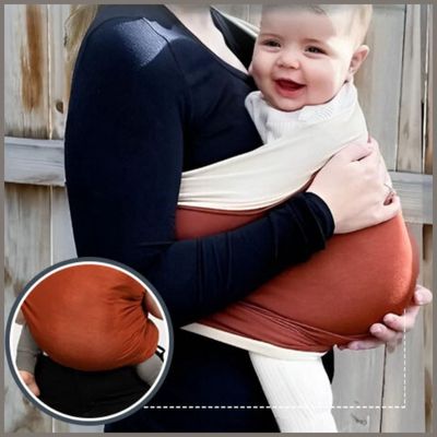 Maman-sortant-de-son-jardin-et-portant-son-bébé-dans-son-écharpe-de-portage-confortable-et-design