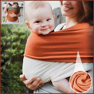 Maman-dans-son-jardin-ayant-dans-les-bras-son-bébé-installé-dans-son-écharpe-de-portage-souple-colorée-peau-à-peau.