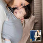 Bébé-endormi-dans-son-écharpe-de-portage-enveloppante-dans-les-bras-de-sa-maman-dans-sa-chambre