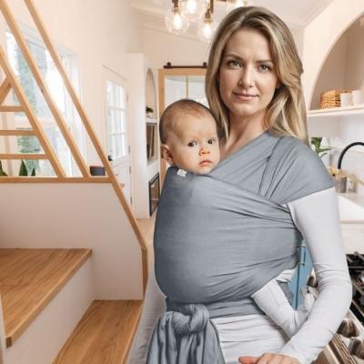 Bébé-éveillé-dans-son-écharpe-de-portage-facile-à-installer-douce-et-chaleureuse-dans-les-bras-de-sa-maman-en-cuisine