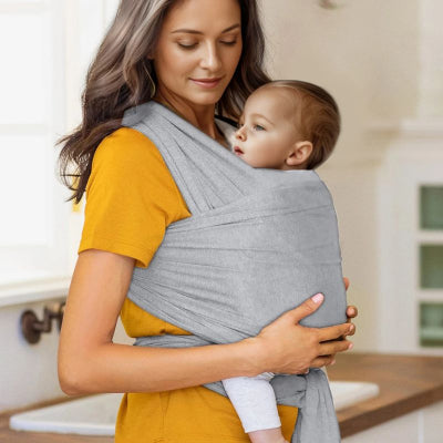 Maman portant bébé dans echarpe de portage nouveau né facile lavage simple