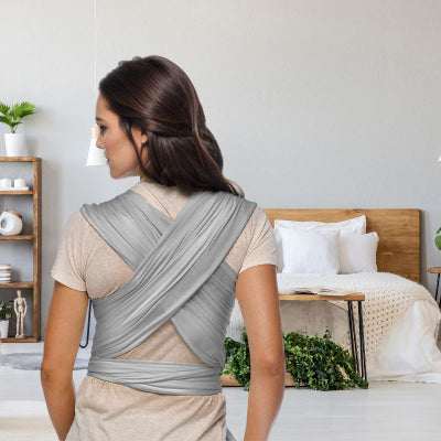 Maman portant bébé dans echarpe de portage nouveau né facile mains libres chambre