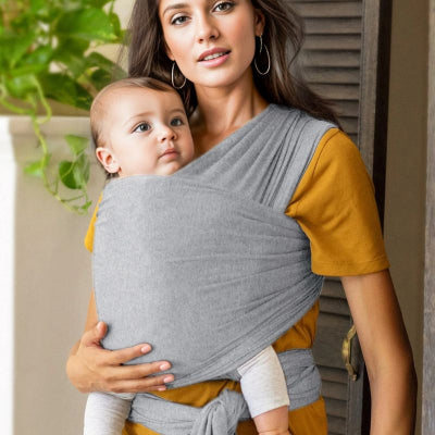 Maman portant bébé dans echarpe de portage nouveau né facile protection bébé terrasse appartement