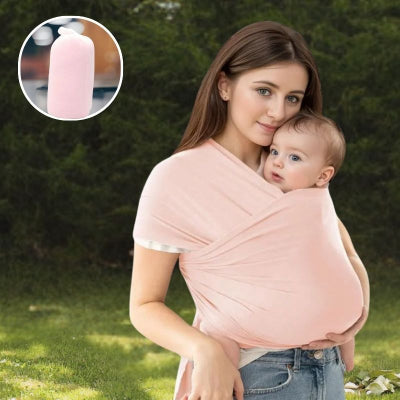 Maman-se-promenant-dans-un-parc-portant-son-bébé-dans-son-écharpe-de-portage-rose-souple-et-résistante-installée-facilement.