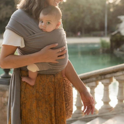 Maman promenade avec bebe dans echarpe porte bebe position physiologique M