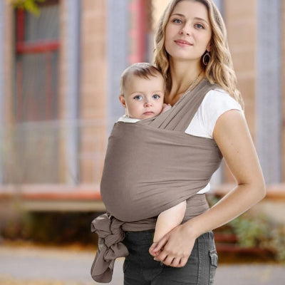 Maman jardin portant bebe dans echarpe porte bebe souple resistante