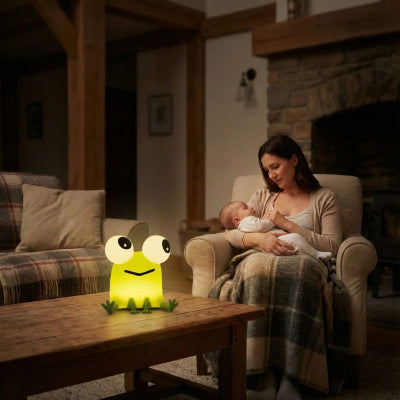 Bébé bras maman salon grenouille veilleuse design rigolo vert apaisante maison campagne