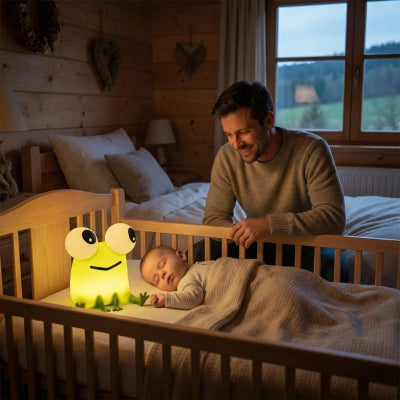 Bébé dort chambre grenouille veilleuse design rigolo vert attirante chalet campagne