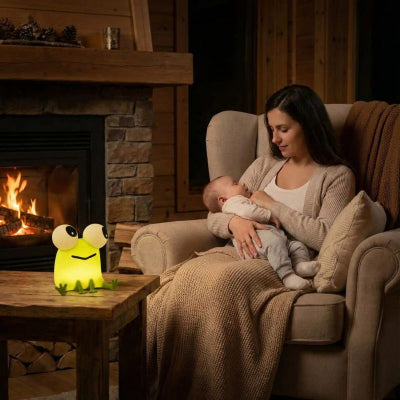 Bébé bras maman salon grenouille veilleuse design rigolo vert charmante maison campagne