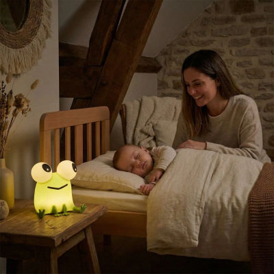 Bébé dort chambre grenouille veilleuse design rigolo vert reconfortante douce toucher maison campagne