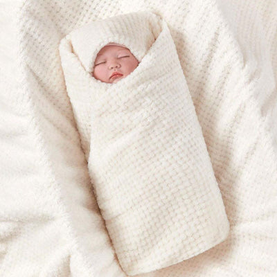 Nouveau-né emmailloté couverture bébé blanc cocon motif carreaux ananas