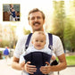 bébé-dans-son-porte-bébé-physiologique-dans-les-bras-de-son-papa-en-promenade-en-foret