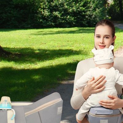 Maman parc portant bébé dans porte bébé évolutif pratique
