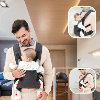 bébé-dans-son-porte-bébé-physiologique-en-position-physiologique-dans-les-bras-de-son-papa