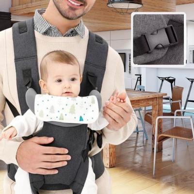 bébé-dans-son-porte-bébé-physiologique-dans-les-bras-de-son-papa-dans-la-cuisine