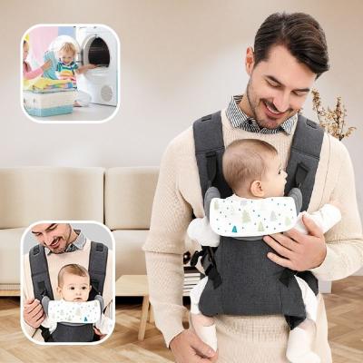 bébé-dans-son-porte-bébé-physiologique-lavable-dans-les-bras-de-son-papa-au-salon