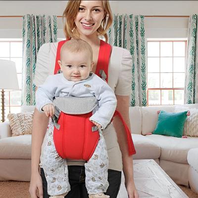 bébé-dans un-porte-bébé-physiologique-dans-les-bras-de-sa-maman-face-à-son-nouvel-environnement