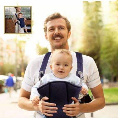 Bébé dans porte bébé physiologique dans bras papa promenade