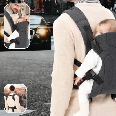 bébé-dans-son-porte-bébé-physiologique-se-promenant-avec-son-papa