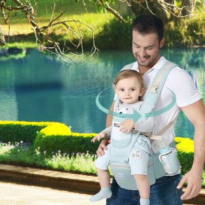 Papa promenade portant bébé dans porte bébé pratique facile à porter