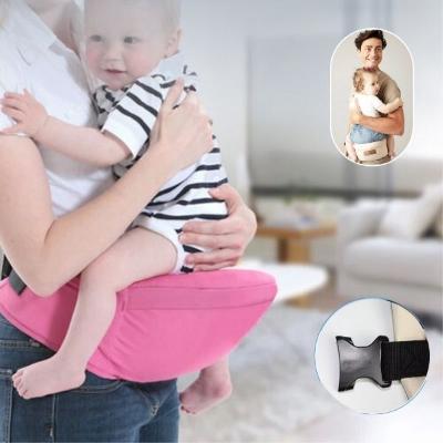 Maman portant bébé sur porte bébé clips rose salon 