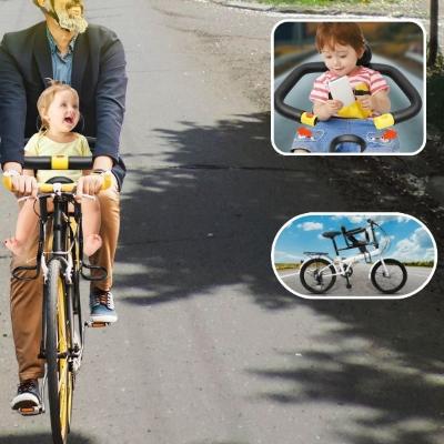 un enfant-portant-un-tee-shirt-jaune-et-pied-nu-est-assis-dans-son-porte-bebe-velo-design-correctement-ajusté-à-sa-taille-grâce-à-la-ceinture-de-sécurité-sur-le-vélo-de-son-papa-en-regardant-les-maisons-le-long-de-la-route-sous-un-beau-soleil-d-été