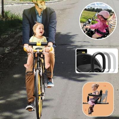 une enfant-portant-un-t-shirt-jaune-est-assis-dans-son-porte-bebe-velo-noir-correctement-ajusté-à-sa-taille-sur-le-vélo-de-son-papa-en-regardant-les-maisons-le-long-d-une-route-dans-un-lotissement-sous-un-beau-soleil