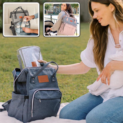 Maman-assise-dans-l-herbe-à-côté-de-son-sac-à-dos-à-langer-bleu-à-l-intérieur-duquel-elle-range-ses-biberons-de-lait-dans-la-pochette-spécifique