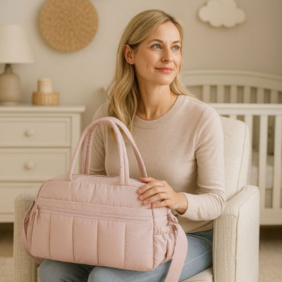 Maman assise sac à langer bébé design élégant rose taille adaptée genoux chambre bébé