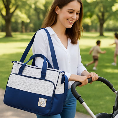 Maman promenade poussette portant sac à langer bébé garçon design bleu élégant parc