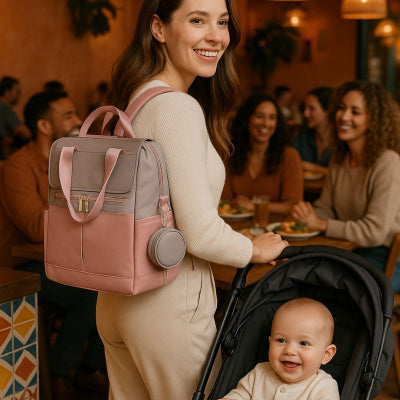 Maman arrivant restaurant portant sac a langer de luxe gris rose sangles ajustables