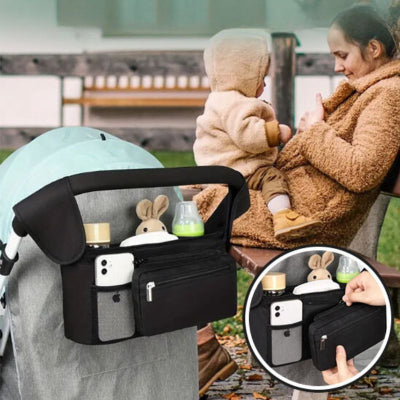 Maman-assise-sur-un-banc-dans-un-parc-en-automne-à-côté-de-sa-poussette-sur-laquelle-est-fixé-grâce-aux-sangles-velcro-son-sac-à-langer-léger-spacieux-bien-agencé-et-enlevant-le-zip-de-la-pochette-lingettes