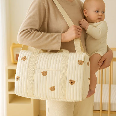 Bébé bras maman portant sac bebe à langer design élégant beige fermeture Éclair sécurisées