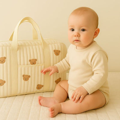 Bébé assis proximité sac bebe à langer design ours brodé élégant beige chambre
