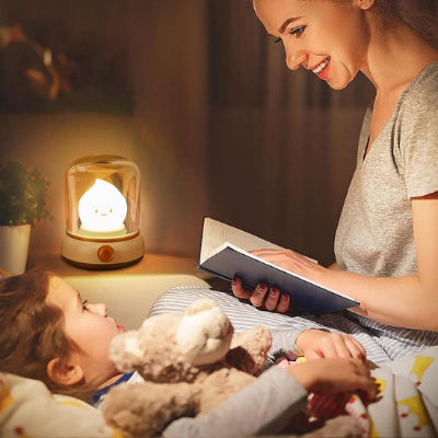 Maman-racontant-une-histoire-à-son-bébé-dans-son-lit-éclairé-par-la-lumière-de-sa-veilleuse-bébé-style-rétro-à-minuterie.