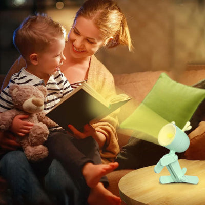 Maman-lisant-une-histoire-à-son-jeune-enfant-éclairé-par-sa-veilleuse-bébé-cerf-bleu-multipositions
