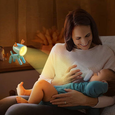 Maman-donnant-le-biberon-à-son-bébé-éclairé-par-sa-veilleuse-bébé-en-forme-de-cerf-bleu.