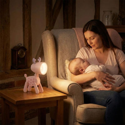 Bébé bras maman veilleuse bebe cerf design rose a pois apaisante salon maison campagne