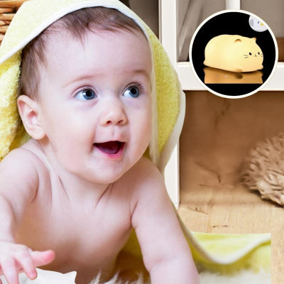 Bébé chambre jouant sur tapis éclairé par veilleuse bébé chat jaune silicone doux
