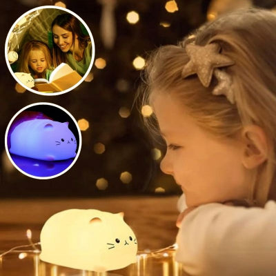 Jeune salon regardant veilleuse bébé chat jaune et bleu silicone non toxique doux