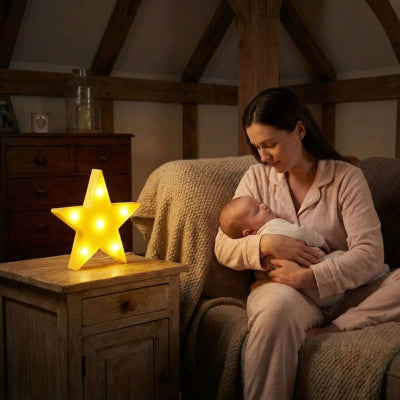 Bébé endormi avec veilleuse bebe etoile couleur jaune design enchante rassurante lumineuse douce maison campagne