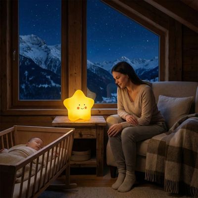 Bébé endormi avec veilleuse bebe etoile design dessin anime rassurante chalet maman