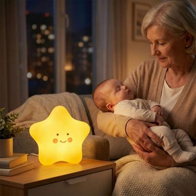 Bébé endormi avec veilleuse bebe etoile design dessin anime relaxante appartement famillle